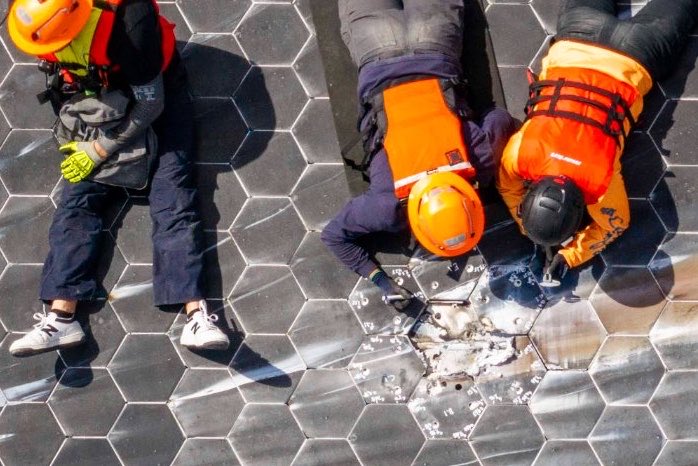 niccruzpatane's tweet photo. SpaceX engineers inspecting Starship 40's heat shield.

Something that was never once possible. https://t.co/hiQghWlCSk