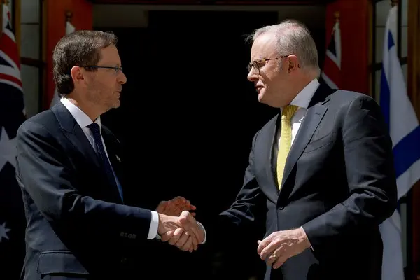 JJKALE2's tweet photo. A staggering +80% of Australians stands in open defiance of Israel’s actions—yet our entire political and media elite remains locked in a united, deafening chorus of support.

They do not speak for us. They do not represent us. We are living under the rule of an occupied country. https://t.co/pW4BWttYnH