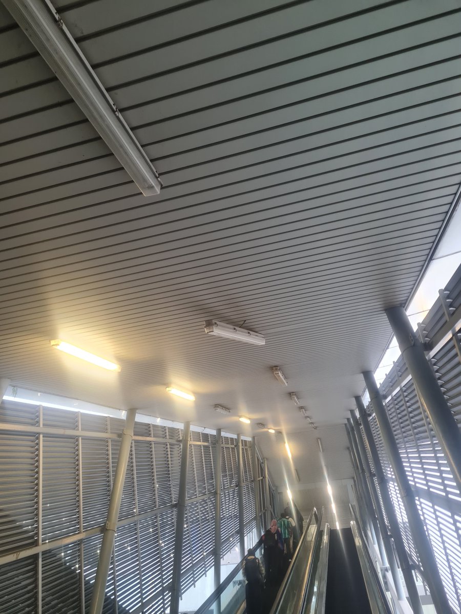 TengkuJoe_'s tweet photo. Lampu Tergantung dan Berisiko Jatuh di Tangga Escalator KTM Kajang (komuter) https://t.co/A9rJthYrdi