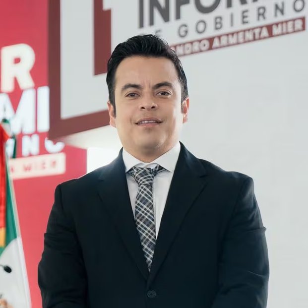 Juan_OrtizMX's tweet photo. 🗳️📌 POLICÍAS TERMINAN DE “NIÑERAS” DE LOS HIJOS DE ALCALDE DE MORENA

Una patrulla de Tlatlauquitepec, Puebla, fue captada siguiendo a los hijos del alcalde morenista Juan Manuel Téllez mientras recorrían el centro en un vehículo motorizado.

La unidad P-025 circulaba detrás de ellos con la torreta encendida.

Hasta ahora, el Ayuntamiento no ha explicado si existía algún operativo que justificara utilizar policías y una patrulla para acompañar a la familia del presidente municipal.

Diversos medios locales resaltan la inseguridad en el municipio:

Los datos derivados del SESNSP registraron 454 delitos en Tlatlauquitepec durante 2025.

Fueron 28 más que en 2024.

Un incremento de 6.6%.

Y durante el primer semestre de 2025 la Fiscalía poblana ya reportaba un aumento de 4% frente al mismo periodo anterior.