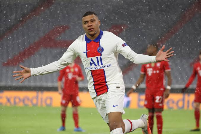 iyonsaba_kent's tweet photo. @zenin_loutfi Je me demande comment tu peux remporter des matchs quand ta défense et ton milieu donne ses fesses. C’est de sa faute si tchouameni ne sait pas cadrer un penalty ou que Lloris ne sait pas arrêter un penalty ? Et eux c'était aussi des équipes de merde alors ? https://t.co/RlZT0J70mV