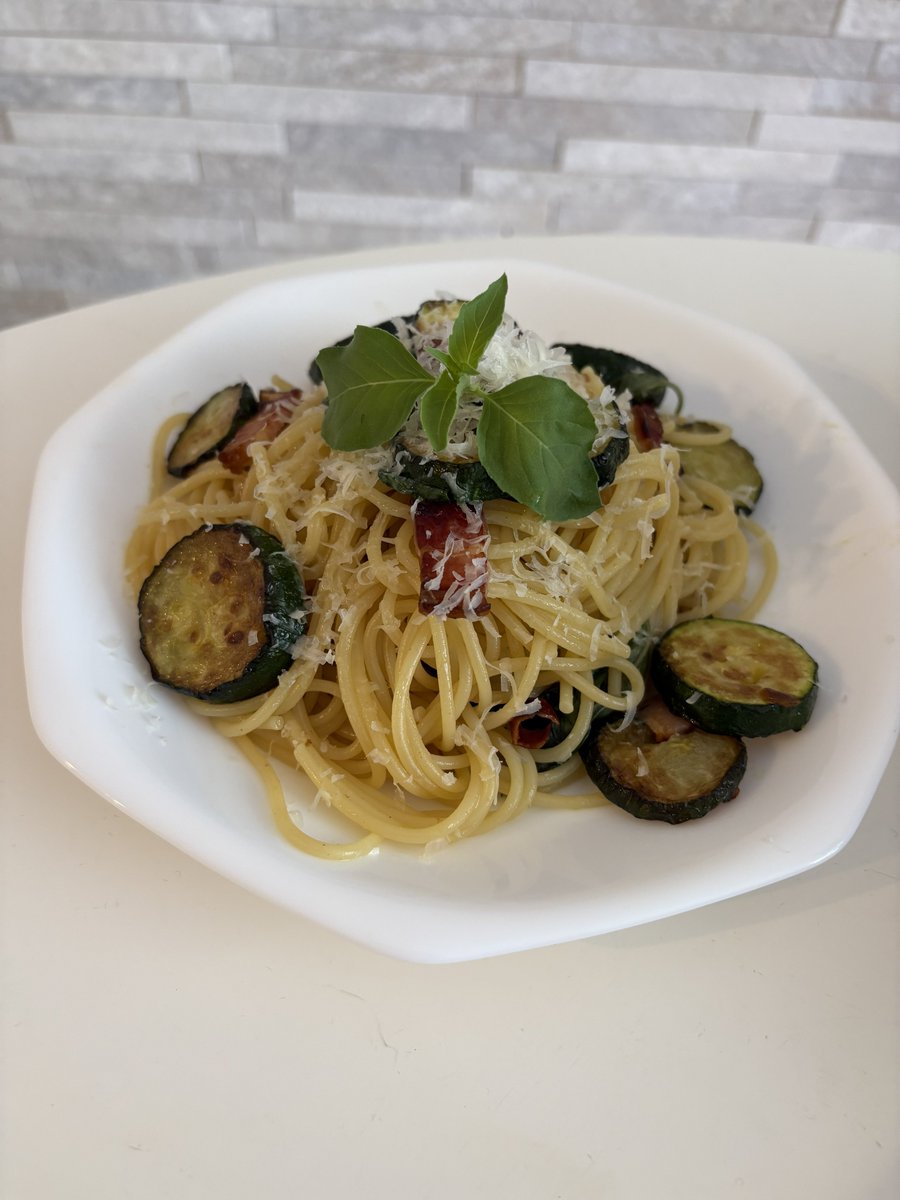 YYM_mik2's tweet photo. 最近いい意味で忙しくしすぎて料理全然しなくなっちゃった、
昔はあんなにパスタとか作ってたのに
いつもお仕事しながら家でも自炊してる人たち凄すぎだよ尊敬
これ昔作ってたパスタら https://t.co/BsZ4gEp3MV