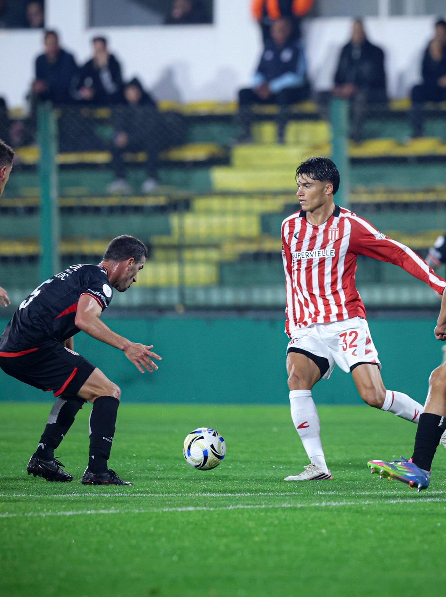 Estudionalytics's tweet photo. El partido de este hombre en la victoria de #EDLP vs Barracas por Copa Argentina. Una de las figuras de la cancha, con pases a un toque, controles superlativos y una visión de juego de otro nivel. 

Vino para cosas grandes..

Joaquín Correa, jerarquía pura 🎩 https://t.co/wgdPnIazAx