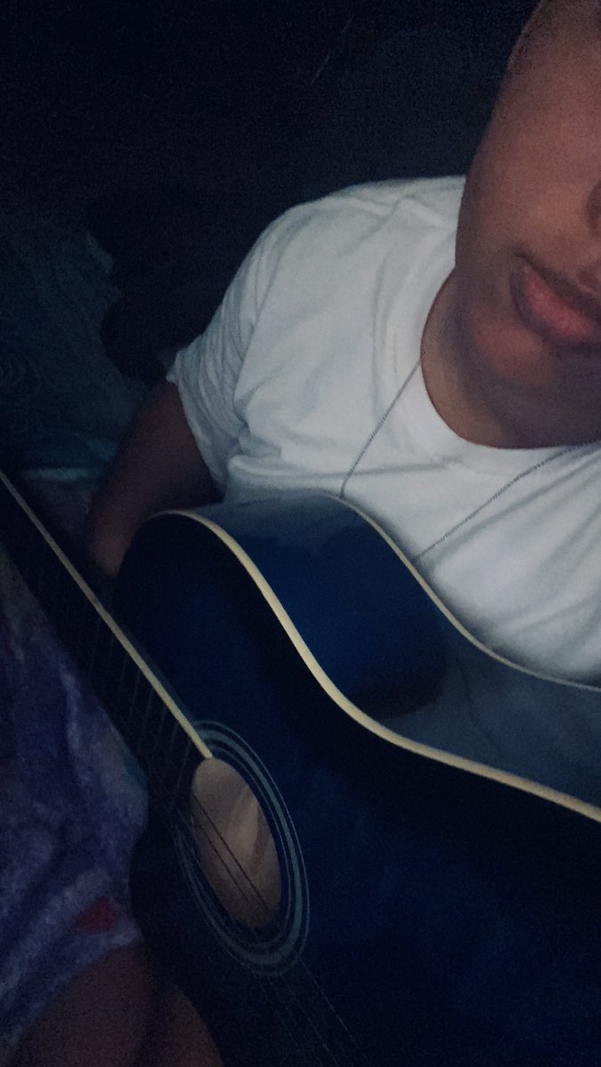 larizx_'s tweet photo. deixa eu te mostrar que posso aprender as suas músicas preferidas,amor https://t.co/91XhgilrV9