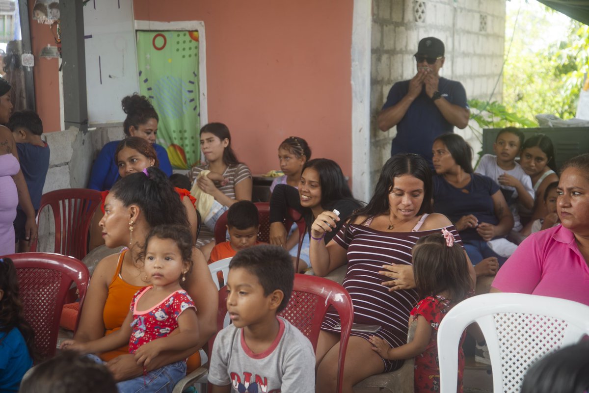 DraMajoAgusto's tweet photo. En Las Palmas compartimos con las familias, escuchamos sus necesidades y recorrimos el sector para conocer de cerca su realidad.

Desde AMA Samborondón seguimos escuchando, diagnosticando y actuando donde más se necesita.

UN SOLO SAMBORONDÓN. 

#AMASamborondón #UnSoloSamborondón https://t.co/GA80Eef5vj