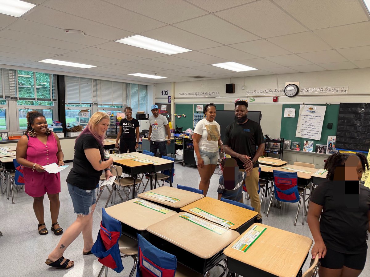 CLETS_SDT's tweet photo. We had a soaring turnout for our Sneak a Peek Night! Our Eagles are so excited to start school on Monday! Thank you @Church_Lane_ES community! #WeAreREEL 💛💙🦅 https://t.co/9hyqZs1keQ