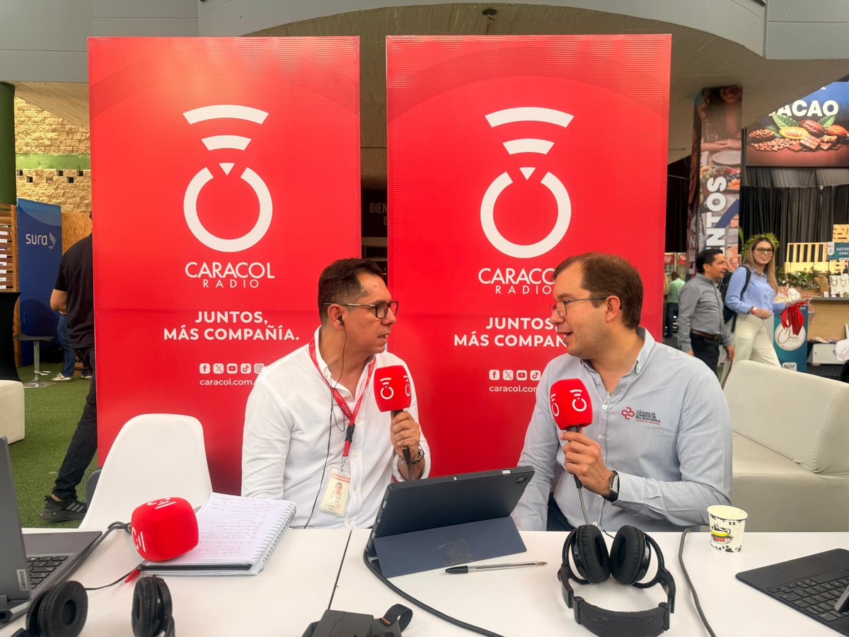 CaracolBga's tweet photo. 🔴 #HOY | Caracol Radio desde Cenfer en el #Forem2026 de la @CCBucaramanga. Dentro de la agenda se destaca la participación de Gabriel Vallejo, experto en servicio al cliente; Marcela García, empresaria, Mario Yepes; Paula Bárcenas, general management de Tik Tok, entre otros. https://t.co/Pbq40ECwF4