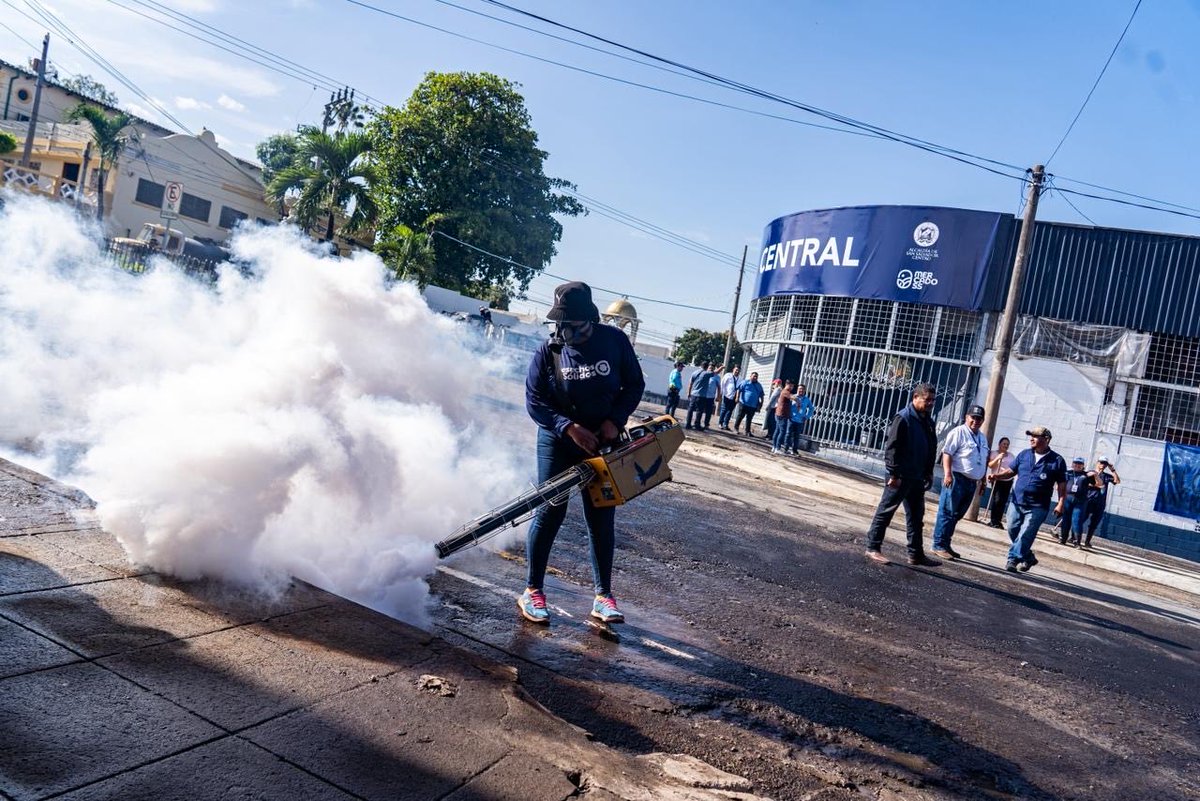 TheSivarTimes_'s tweet photo. La alcaldía de San Salvador Centro informó que esta tarde inició el lavado de calles, limpieza de tragantes y control de vectores, en el perímetro del Mercado Central recuperado en los últimos días. https://t.co/cjEtnCf6NN