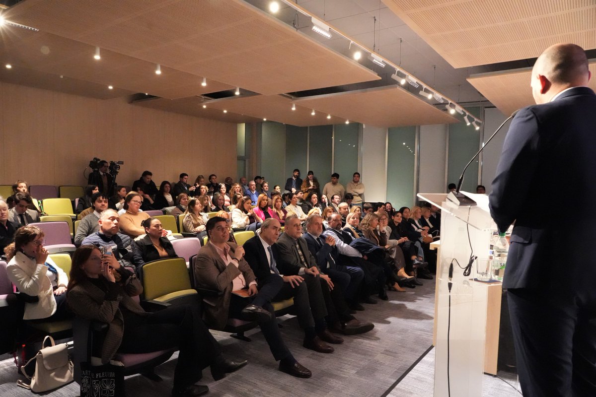 DiputadosUY's tweet photo. El @Parlamento_UY  y la Fundación @KasUruguay   convocaron a una conversación pública sobre el impacto de la inteligencia artificial en los partidos políticos fundacionales, en la que primó la pluralidad de opiniones y una mirada positiva de las nuevas tecnologías.

La propuesta continuará este viernes con un taller práctico centrado en la adaptación de la política en la era digital.