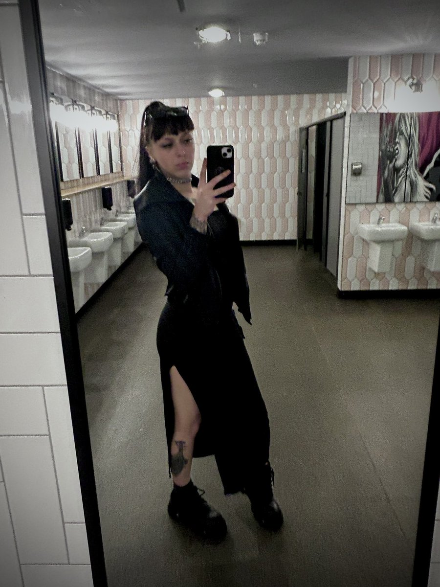 RipYou2Shredz's tweet photo. Can we get a boo for the cuck who couldn’t even swirly himself properly🧍🏻‍♀️

Meanwhile we’re playing pool lol https://t.co/LzoLvvf1gQ