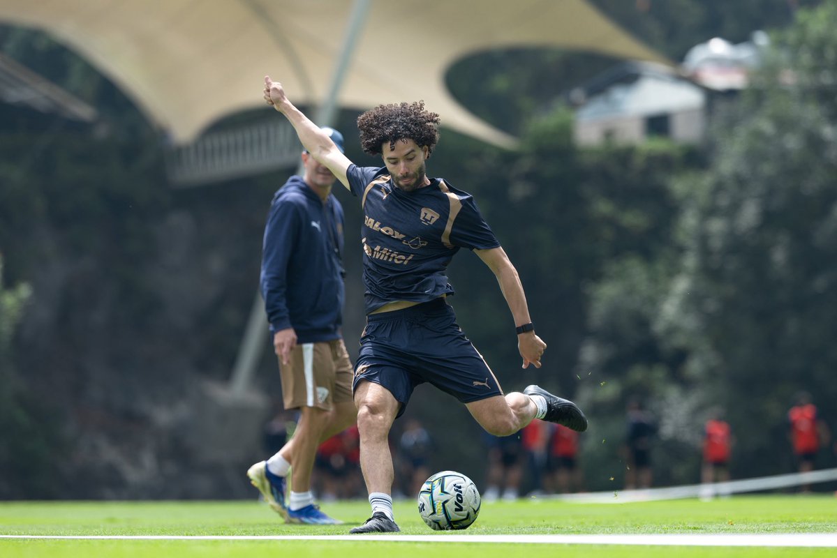 PumasMX's tweet photo. César Huerta entrena luciendo el azul y oro 😍 en esta segunda etapa ⚽️

¡Qué gusto tenerte de vuelta en la cancha Chino! 🧑🏻‍🦱🐾

#SiemprePumas https://t.co/7k3Qv7Urqu