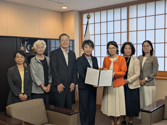 UNFPA_Japan's tweet photo. 8月4日、 #UNFPA は、SDGs・人間の安全保障・人口問題アライアンスの一員として、国際人口問題議員懇談会(#JPFP)会長の上川陽子衆議院議員と副会長の斎藤鉄夫衆議院議員とともに、JPFPを通して国光あやの外務副大臣に要望書「2027年度人口分野への拠出増額に向けたご支援のお願い」を提出しました。 https://t.co/a8msG6IpNH