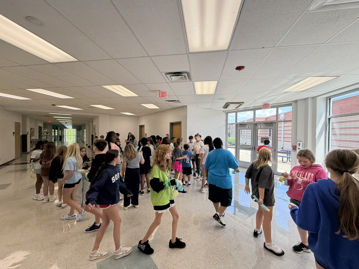 SMSPruemer's tweet photo. Today, our 6A SST Students “linked” their common interests together! 
@ABuhr_WSMS @WSMSwolves https://t.co/gpedaeFCox