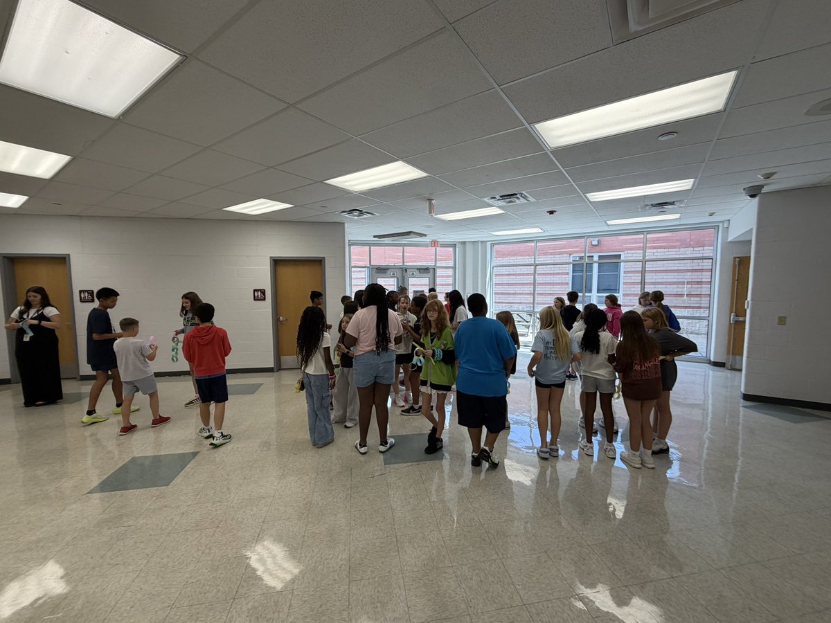 SMSPruemer's tweet photo. Today, our 6A SST Students “linked” their common interests together! 
@ABuhr_WSMS @WSMSwolves https://t.co/gpedaeFCox