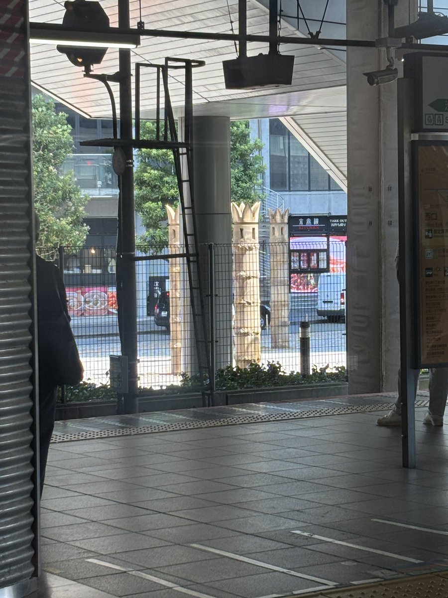 masazow's tweet photo. こないだの恵比寿駅前の謎広場にある謎トーテム（？）ポール。今朝の東京は29度69%最33度の予報。当面蒸し暑いか雨かの天気が続くとの事。おはようございます。ジョギング続けてたら脚が太くなった。 https://t.co/fmbwPEWS7U