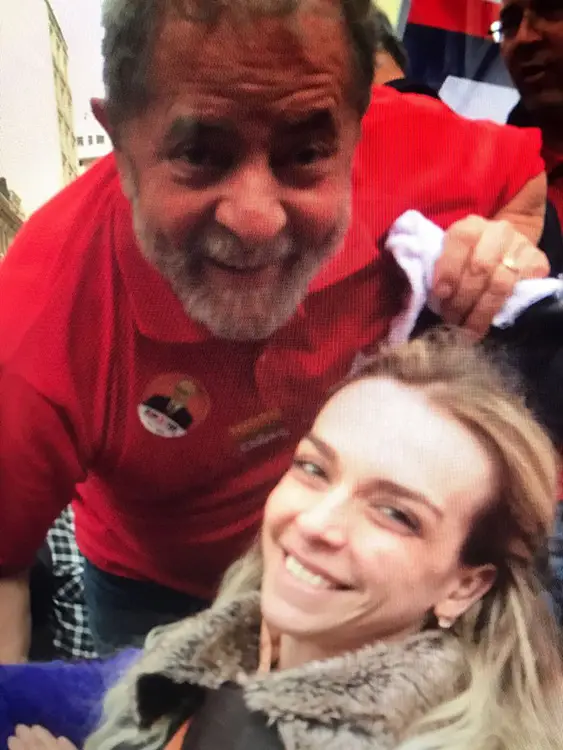 marinahelenabr's tweet photo. Lula diz que nunca viu Roberta Luchsinger.

Lula com Roberta Luchsinger em 2017: https://t.co/9SUJQBLzuZ