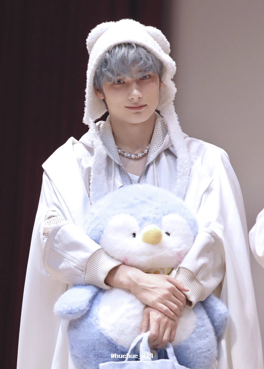 PopHnk's tweet photo. A fan recently donated to the Penguin Foundation in honor of HUENINGKAI's birthday to help bring awareness to the conservation of little penguins and the vaccination program to protect them from the H5N1 bird flu in Australia.

Link to donate: https://t.co/l1PgATZoht https://t.co/nedXCBELdR