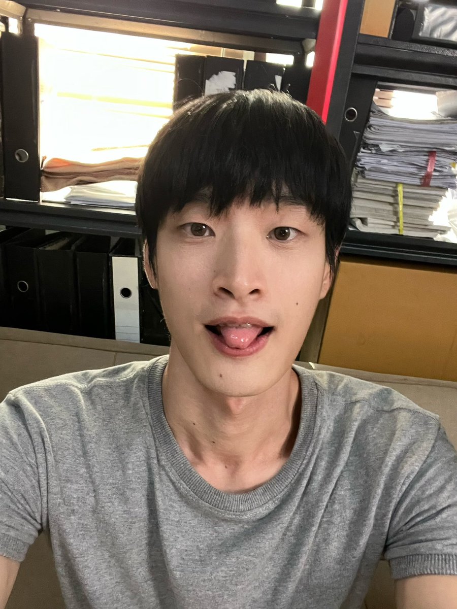 needsomehuge's tweet photo. #BossTong #JamesKen Utas au ;

[Based On Nour The Series ] 

— Day One James tahu kalau Inspektur Ken usianya udah ratusan tahun. Banyak hal yang ditanyain, mau nanya apapun ke mas, dia pasti bakal punya jawabannya. 

(Fiksi nyambat fiksi) [Just for fun] https://t.co/vFC3gBLvFS
