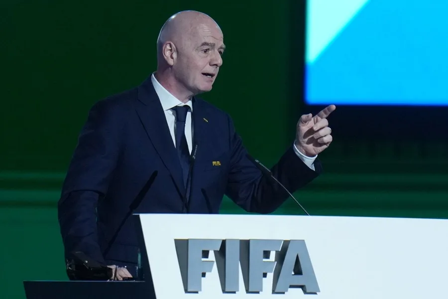 EVIL9934's tweet photo. La UEFA prepara una denuncia penal contra el presidente de la FIFA, Gianni Infantino, por presunta gestión desleal. https://t.co/qAggkUJCCF