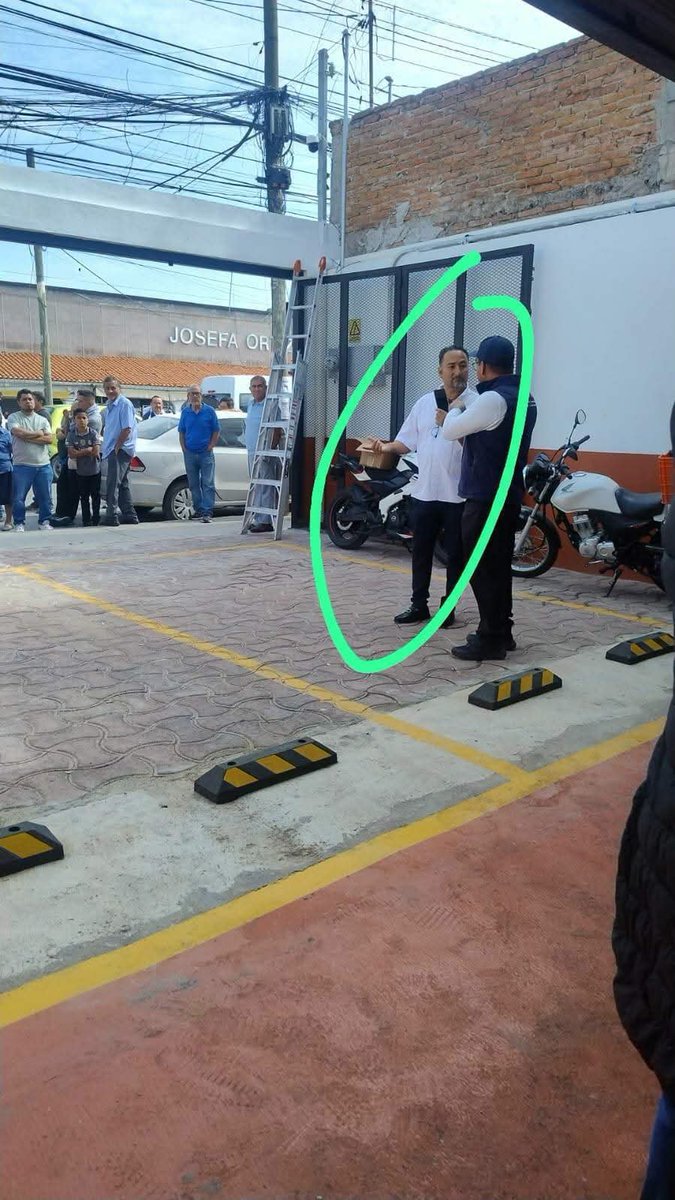 dakserelin98149's tweet photo. Captan presunta extorsión y cobro d piso en mercado de la cruz ❌ 

El profe cesar lachira da a conocer el siguiente caso donde menciona q una familia intentó abrirsu carnicería y el dirigente de este mercado Eduardo y municipio les habrían exigido $100 mil  para poder operar❗ https://t.co/XDDlUyx7AG