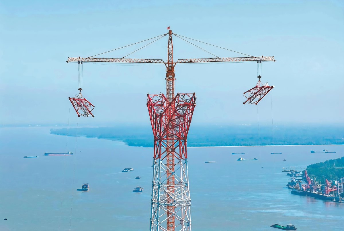 Leesanshun's tweet photo. 196m tower completed! China's west-east power transmission megaproject crosses the Yangtze. A steel giant rising above the river, delivering clean energy across thousands of miles. Engineering at its most breathtaking.
#Megaproject #EnergyTransition #YangtzeRiver #HighVoltage https://t.co/IDSkeE4HqZ