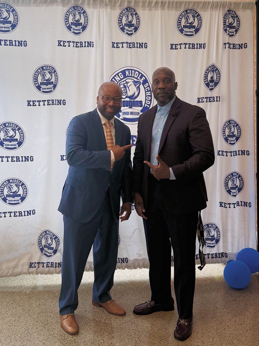 Principal_KMSSI's tweet photo. Great having Area 2 Associate Superintendent Dr. Eric Minus @Drminuseducates stop by Kettering today! Appreciative of his support and partnership as we continue setting The Standard at KMSSI.

#leadership #education #realmenteach #pgcps https://t.co/QrZGVDrfZJ