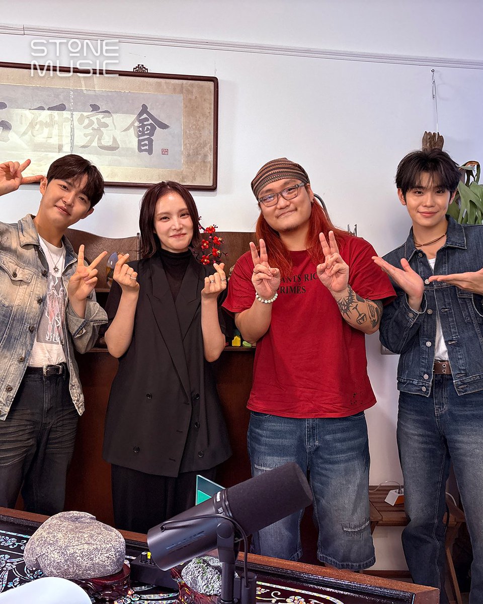 StoneMusicEnt's tweet photo. 수석연구원 김재환 & 김태래
4화 게스트 거미 & 폴 블랑코!
더운 여름 머릿결 관리 잘 하고 계신가요?!💈

아직 못 보신 분들은 지금 바로 스톤뮤직 유튜브, 스포티파이에서 풀버전으로 만나보세요!
👉스톤뮤직 YT: https://t.co/iS7lfsbJ0U 
👉Spotify: https://t.co/UGCRXnYoBI

#스톤뮤직 #STONE_MUSIC
#수석연구회 #STONE_SEMINAR #김재환 #김태래
#거미 #gummy #폴블랑코 #paulblanco