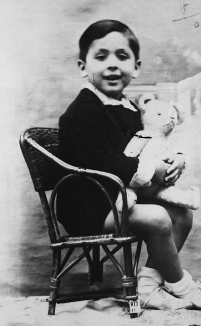 AuschwitzMuseum's tweet photo. 28 August 1937 | A French Jewish boy, Tino Chomentowski, was born in Paris.

He arrived at #Auschwitz od 19 August 1942 in a transport of 997 Jews deported from Drancy. He was among 897 of them murdered in gas chamber after the selection. https://t.co/Y0W6jLJ9sM