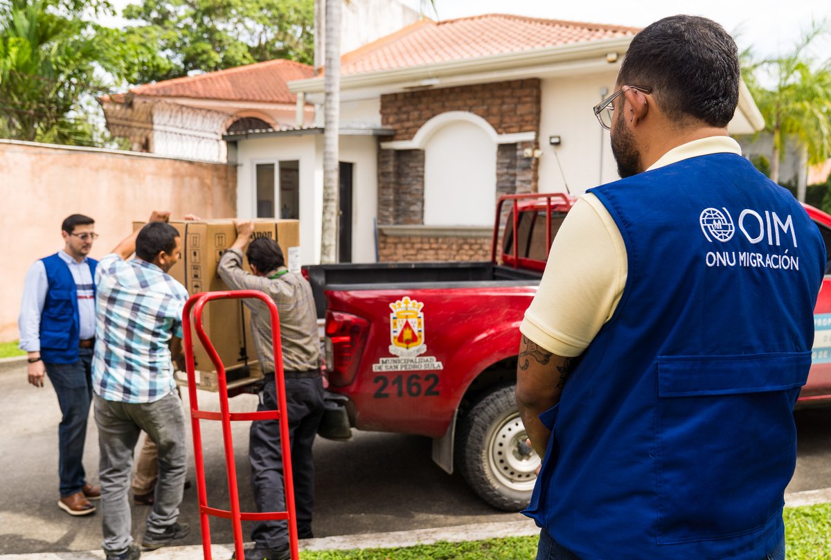 OIMhonduras's tweet photo. 💻🤝Con el apoyo de @EmbCanCRHNNI, realizamos la entrega de equipo tecnológico para fortalecer las capacidades operativas de la Mesa Técnica de Empleabilidad de San Pedro Sula y apoyar iniciativas que amplíen el acceso al empleo de personas migrantes retornadas y de la comunidad. https://t.co/aXTW9hM3R9