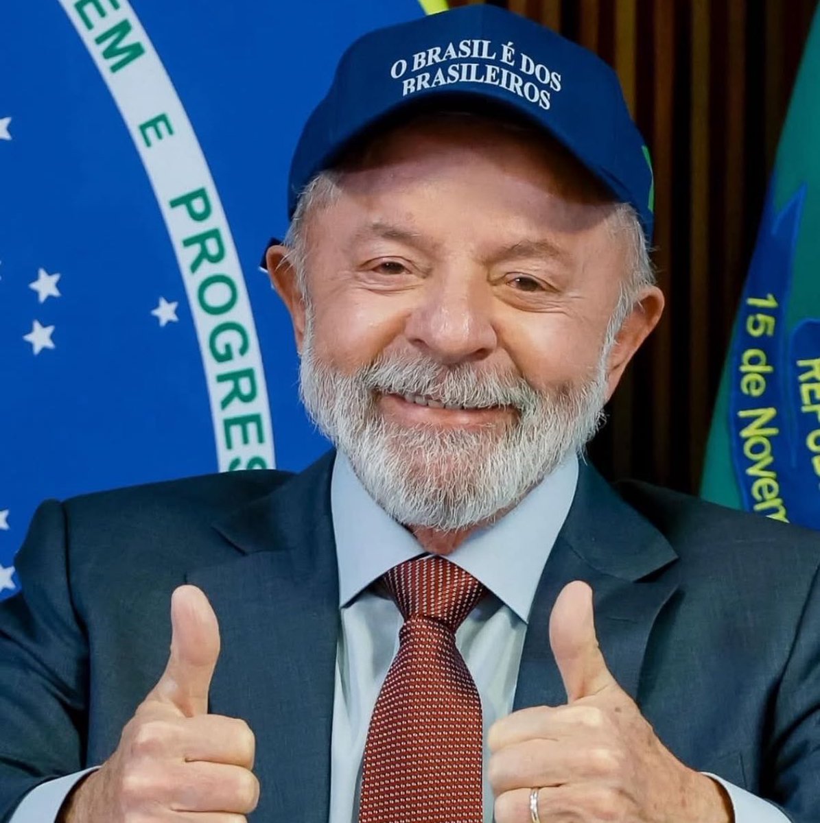 stagepopbr's tweet photo. O MAIOR DA HISTÓRIA! Lula fala sobre os feitos na educação durante sabatina na Tv Globo:

“É que o Brasil nunca teve presidente da República que cuidasse da educação como eu cuido. Eu sou o presidente da República que mais colocou alunos na escola de tempo integral. Nós fizemos pacto com os prefeitos para alfabetização das crianças na idade certa, que a gente previa até 2030 chegar a 80%. Chegamos a 66% no primeiro ano desse acordo, porque as coisas estão evoluindo muito. 

Eu criei o Fundeb para garantir que os meninos do ensino médio não desistissem da escola. Quinhentos mil desistiam por ano para ajudar o orçamento familiar. Nós criamos o Pé-de-Meia, garantindo uma conta, uma poupança por jovem, para ele não desistir da escola. Isso diminuiu a evasão no primeiro ano em mais de 60%. E sou o presidente que mais fez universidade neste país, mais fez institutos federais. Dos quase 800 institutos desse país, 80% foi feito por mim e pela Dilma.”