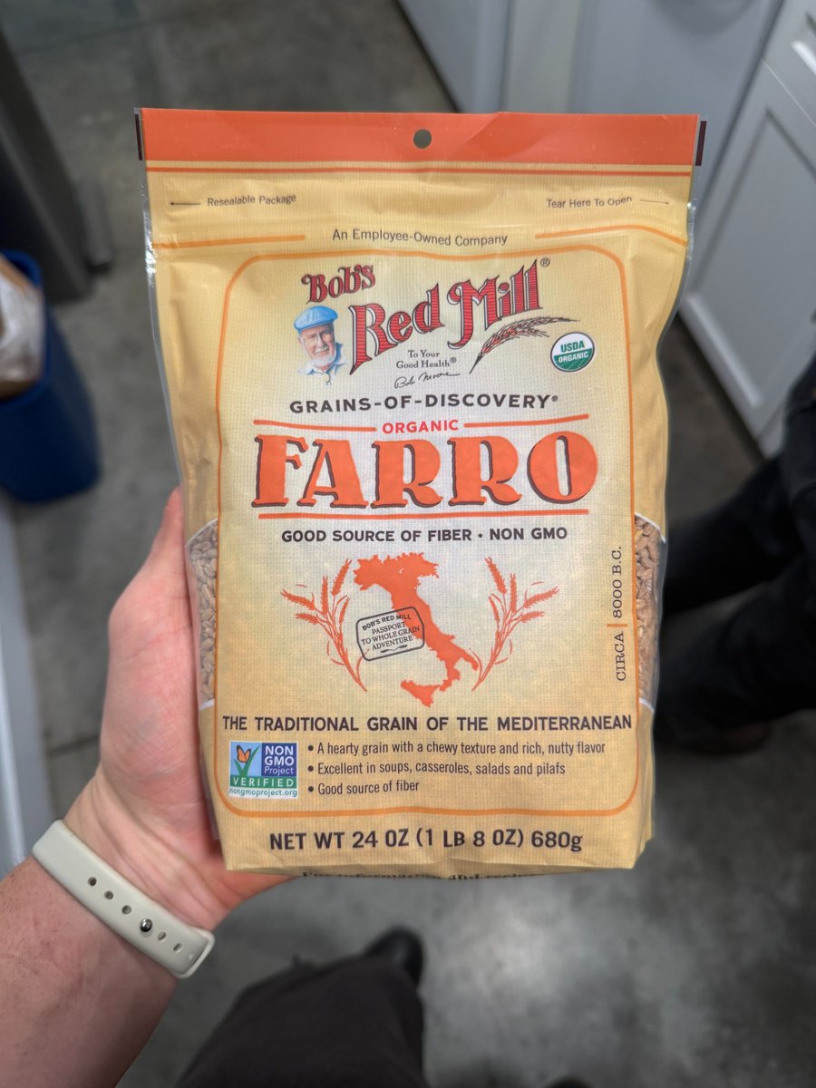 zacharyvalles's tweet photo. Never eating rice again tbh. Farro has the same caloric density as white rice, but 6X more fiber, 2X the protein, lower glycemic load and packed with magnesium, zinc and iron. Criminally underrated https://t.co/4ZsIqxfOuU