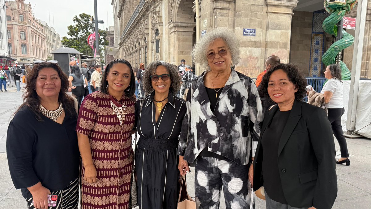 Beatriz_Mojica's tweet photo. Tuve el honor de acompañar a Angela Davis y a Gina Dent en la entrega de las Llaves de la Ciudad de Mexico por parte de la Jefa de Gobierno, @ClaraBrugadaM. ❤️

Angela Davis es una de las voces más importantes de la lucha por los derechos civiles, la igualdad racial, los derechos de las mujeres y la justicia social. Su trayectoria ha inspirado a generaciones enteras a cuestionar las desigualdades y abrir camino para quienes durante mucho tiempo fueron invisibilizados.

Para mí, como mujer afromexicana, encontrarme con una mujer que ha dedicado su vida a estas causas tiene un significado muy especial. Su historia habla de resistencia, dignidad y de la fuerza de levantar la voz para transformar nuestra realidad.

Reconocer a mujeres que han abierto camino es también reconocer todo lo que todavía tenemos por construir.

Sigamos avanzando para que todas las voces tengan un lugar, ninguna identidad sea invisibilizada y las nuevas generaciones encuentren cada vez más caminos abiertos. 🙌🏽

#BeatrizMojica #Identidad #OrgulloGuerrerense #México #Guerrero