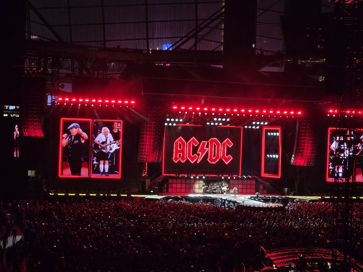 marysabel13's tweet photo. Lo mas vergon del toque de AC/DC es ver a todos los viejitos ser jóvenes otra vez . https://t.co/ATy8SaS7Om