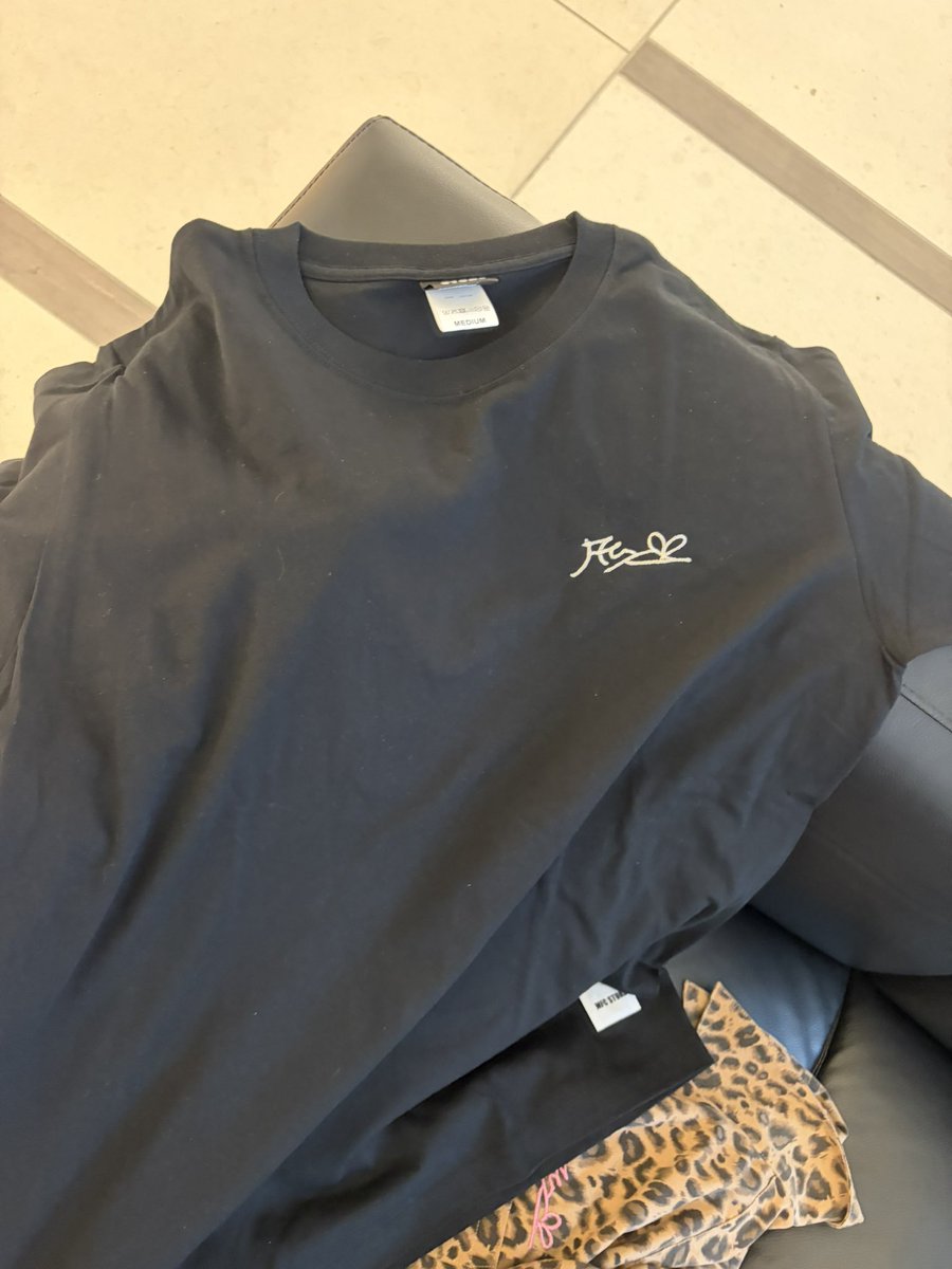 y862001's tweet photo. 母上とゆーと氏に渡す用のTシャツ今見るといいな笑 https://t.co/ecrmoNHd3G