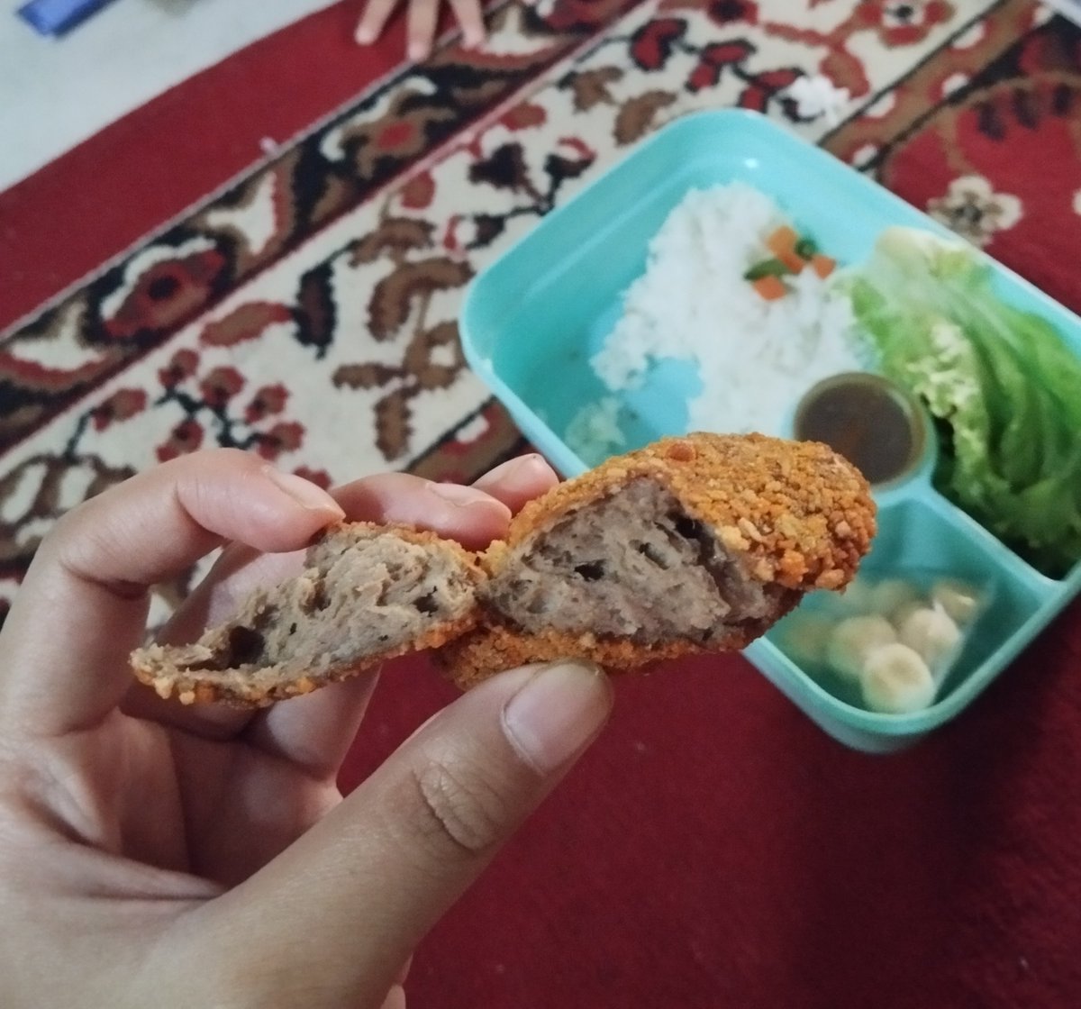 AndapplePe79079's tweet photo. Ini yang katanya chicken nugget dari MBG.
Ini udh ke 3xnya bikin nugget kayak gini. Looksnya kureng, baunya gak enak, dicobain juga gak enak gak tau apa yg di rasa. Kenapa sihhh ? 😭😭 https://t.co/I9XIXhM7UH