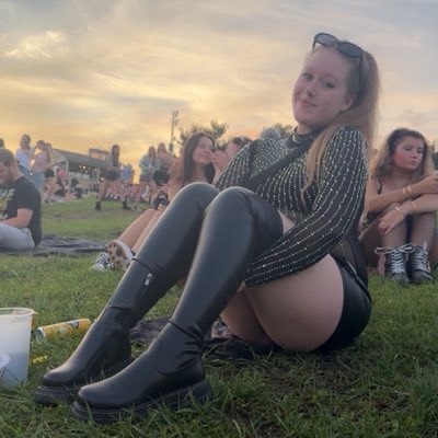 debt4hay's tweet photo. #NewProfilePic wonder how many relapses this will cause 💃🏼 https://t.co/0u7ghMweEZ