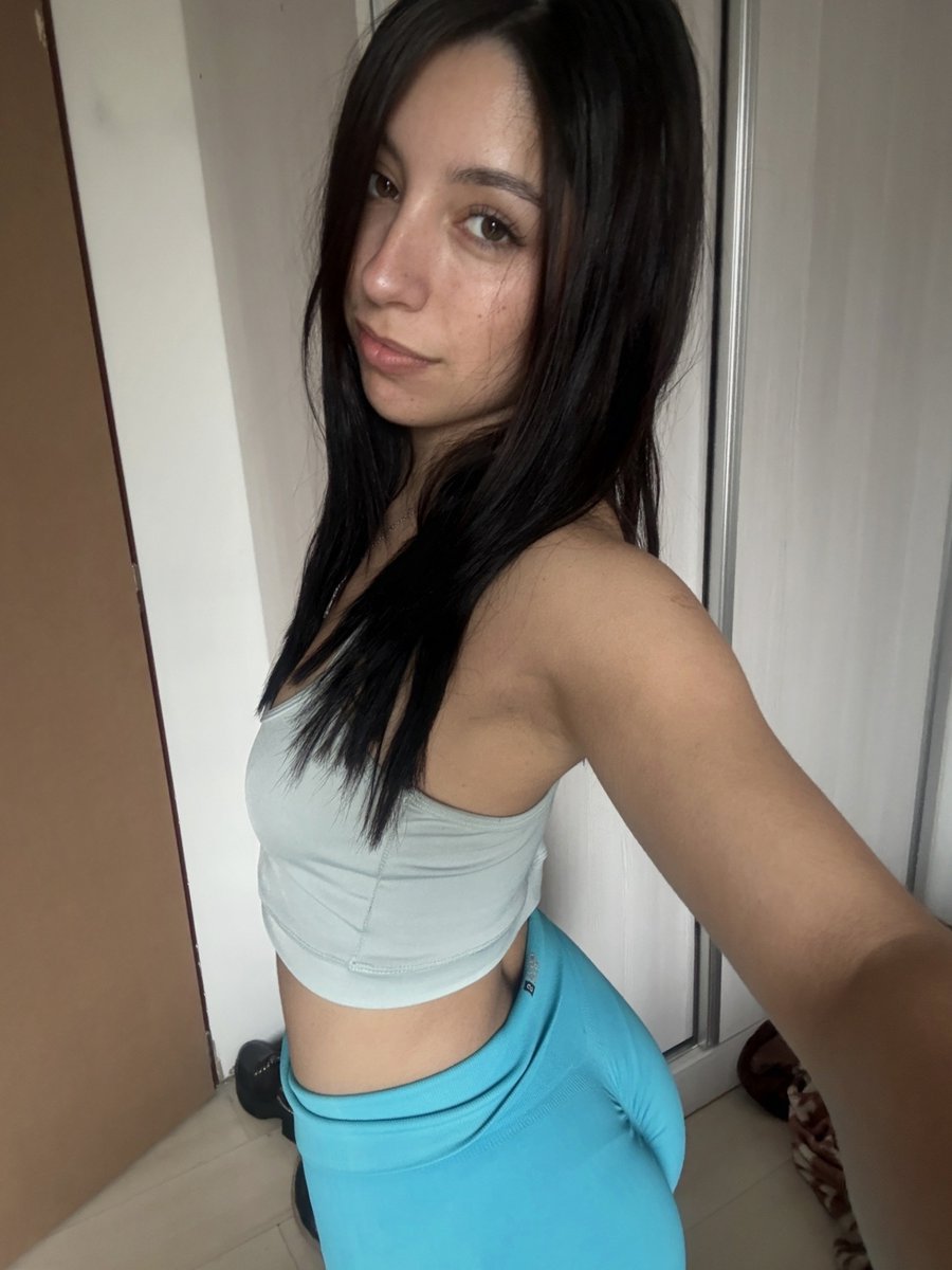 lunakittyy2's tweet photo. keeping it chill today ☁️🥂 https://t.co/BbAhIJHqKx