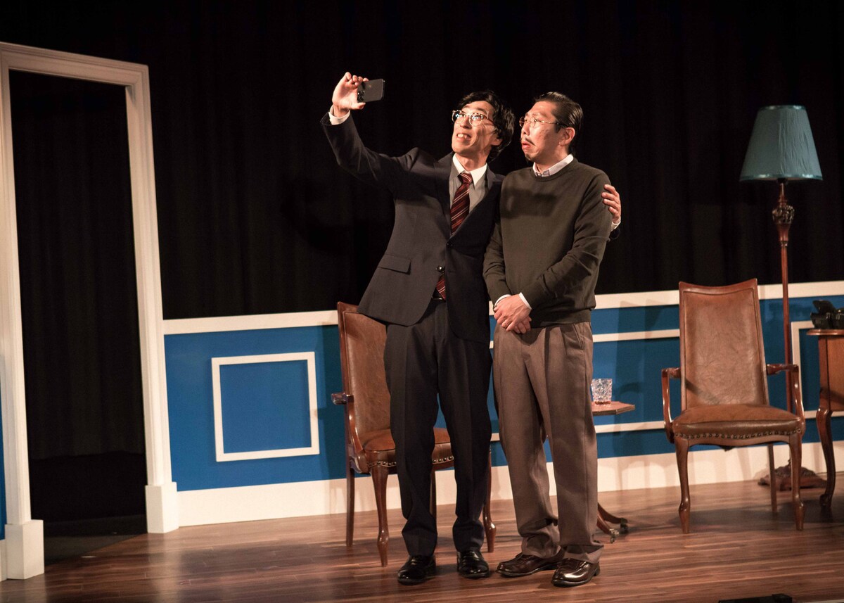 stage_natalie's tweet photo. THE ROB CARLTONの“2人による4人芝居”「VISITORS」東京で開幕（舞台写真 / コメントあり）
https://t.co/n5NfC3RcGG https://t.co/E14G1bkANj