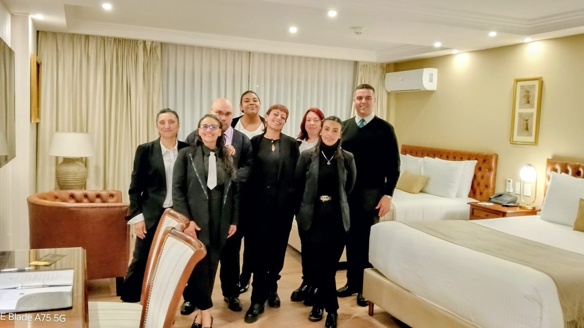 _franciscorod's tweet photo. Esta tarde con los alumnos de "Recepción Hotelera" del Instituto Fénix e INEFOP, tuvimos la visitad didáctica al Hotel Cala Di Volpe en Punta Carretas, Montevideo. Gracias a Joaquín García el Supervisor de Recepción que nos recibió tan amablemente como siempre. https://t.co/tnavQdx1bQ
