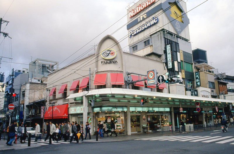 jaapn80to00pn's tweet photo. 1990年、京都・四条通 https://t.co/uZcgV4bc9l