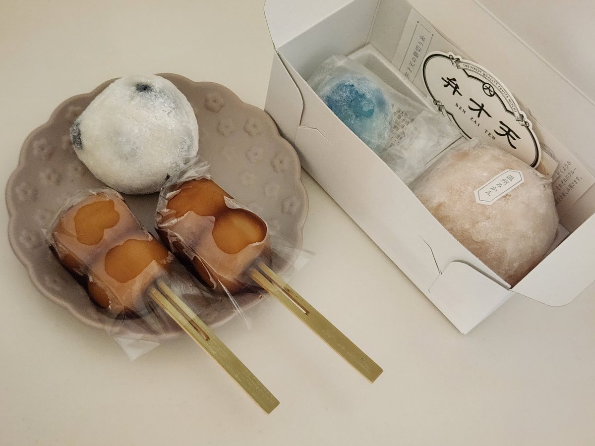 tmi1127's tweet photo. 新幹線のなかで食べようと思ったのに
腹パンで何一つ食べれず😂
14:30頃に行ったのに藍染いちご買えて
ラッキーでした✌️🍓
お団子だけ今日までだから仕事行く前
に🍡
あん入りみたらしまさに歯いらず！ https://t.co/BBd1YUL1X6