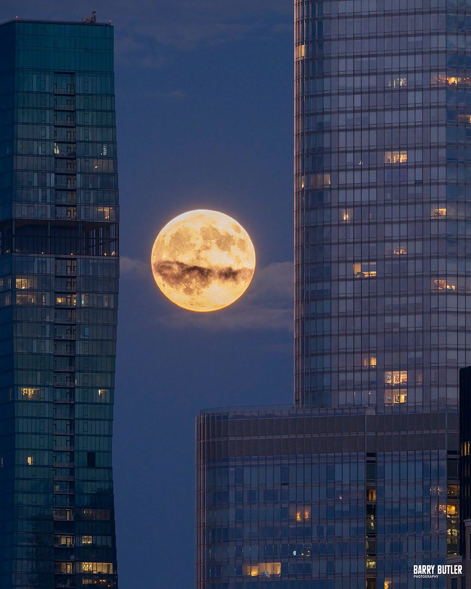 barrybutler9's tweet photo. Moonhenge.  Tonight's moon pre-lunar eclipse behind the Chicago skyline.  #weather #news #chicago #ilwx https://t.co/oTpluIH7ww