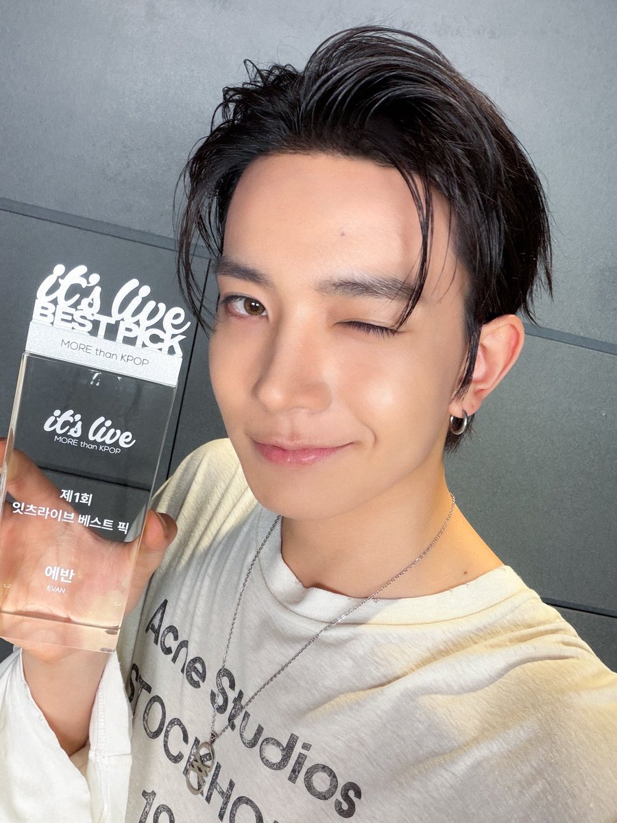 hsngpilled's tweet photo. no better sight than to see your favorite idol being rewarded for following his dreams 🫶 https://t.co/0y59k71sRw