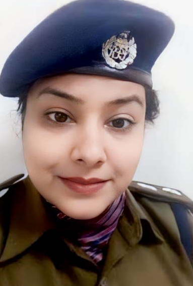 NalinisKitchen's tweet photo. This is RPS Divya Mittal.

She was accused of demanding ₹2 crore from a pharma company owner in a narcotics case.

- Arrested in January 2023
- ACB filed an 11,500 page chargesheet

Now, the state government refused to grant permission to prosecute her.

Case Closed. https://t.co/ZmbIUX3olu