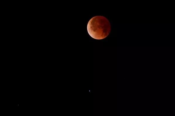 jesusbodden's tweet photo. Eclipse lunar en la República Dominicana 10:33 p. m.: Inicio de la fase parcial (la sombra de la Tierra empieza a cubrir la Luna de forma evidente).12:12 a. m. (madrugada del viernes 28): Punto máximo del eclipse, con más del 93% de la Luna cubierta. A la 1:51 am fin. #eclipse https://t.co/Uipbtl4Eq0