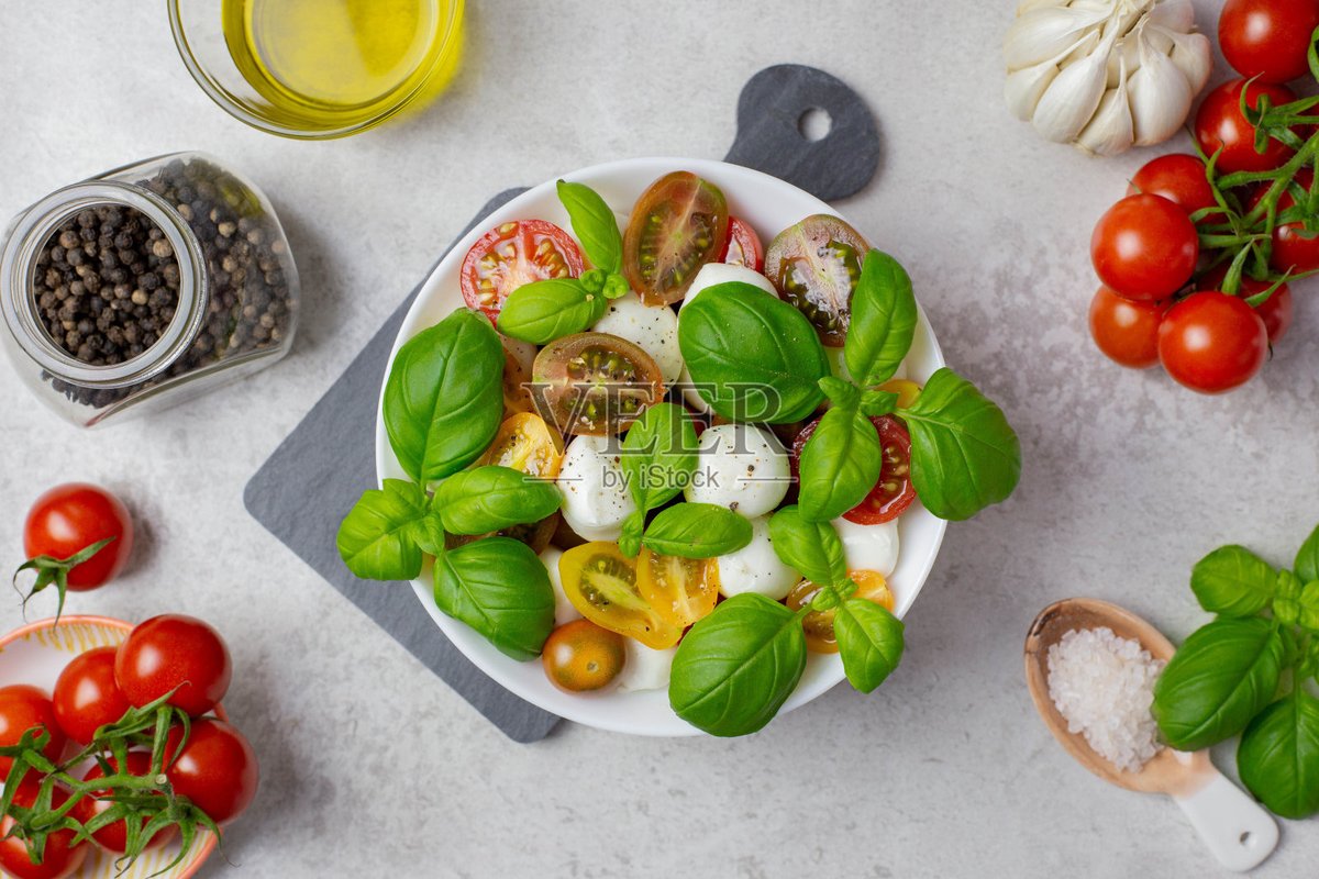 titoune356's tweet photo. Just grabbed the freshest local basil, ripe cherry tomatoes, and creamy mozzarella for tonight's caprese salad—simple, delicious, and 100% farm-to-table!， https://t.co/8pB70d8l4K