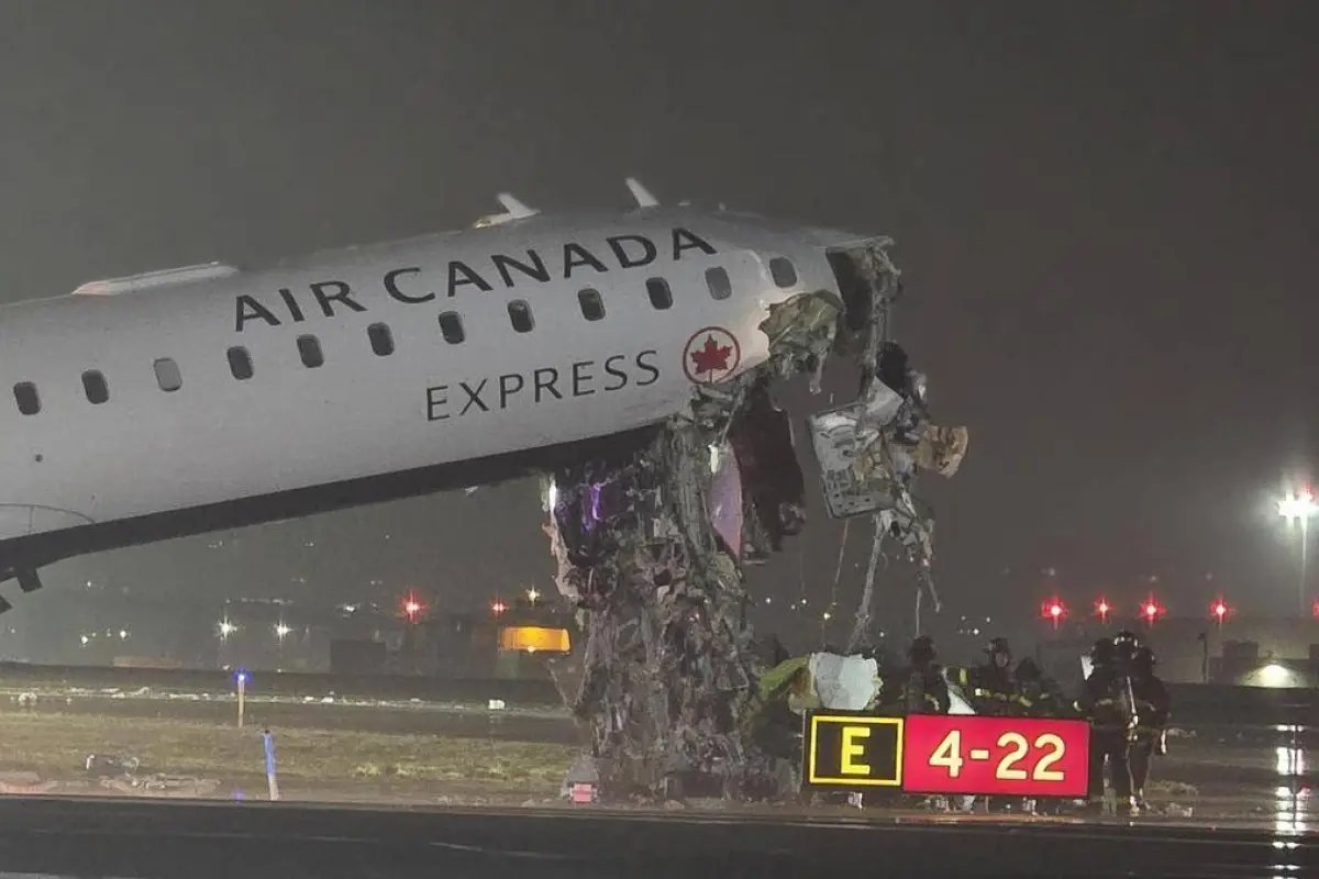 AviacionGYE's tweet photo. La FAA determinó que dos controladores dejaron su turno antes de lo programado la noche del 22 de marzo, cuando un Air Canada Express chocó contra un camión de bomberos en LaGuardia. Murieron ambos pilotos. Nadie ha establecido que esas salidas causaran el accidente.

El NTSB sigue investigando. Según el WSJ, la FAA lo considera fraude de tarjeta horaria y busca destituirlos.