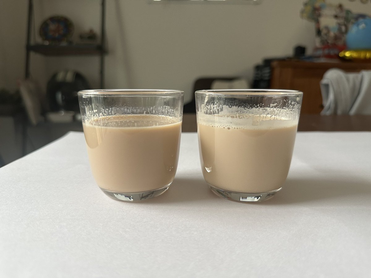 syunkon0507's tweet photo. 紅茶版、元のレシピと比べてみました(ティーバックの量は共に2個)

※生クリーム入れる前

見た目もやし、香りがやはり違う！右ももちろん美味しいけど、紅茶よりこっくりした牛乳感が強くて、左の方が鼻に抜ける紅茶を強く感じる気がする。

あと何より、動画でもわかるけどラクさが全然違う(笑)↓ https://t.co/rgfes6PqCr