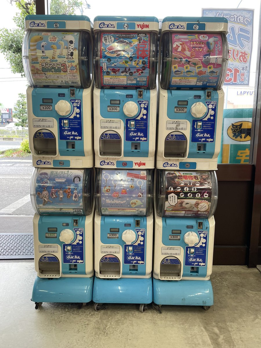 mikuchiya's tweet photo. 🎉店頭にカプセルトイが登場しました🎉

おかしの三口屋の店頭に、カプセルトイの自動販売機が仲間入りしました✨

現在は6種類のカプセルトイをご用意しています💊

「今日は何が出るかな？😆」
お買い物のついでに、ぜひガチャガチャも楽しんでいってください💗 https://t.co/kFBcDJl4lO