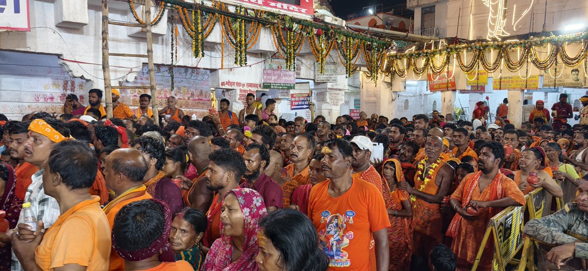 DCDeoghar's tweet photo. राजकीय श्रावणी मेला, 2026 के 30वें दिन बाबा मंदिर में अहले सुबह 04:28 बजे से जलार्पण शुरू हुआ।
#ShravaniMela 
@JharkhandCMO @prdjharkhand @BaidyanathDhaam @VisitJharkhand https://t.co/eaoAYh8GT8